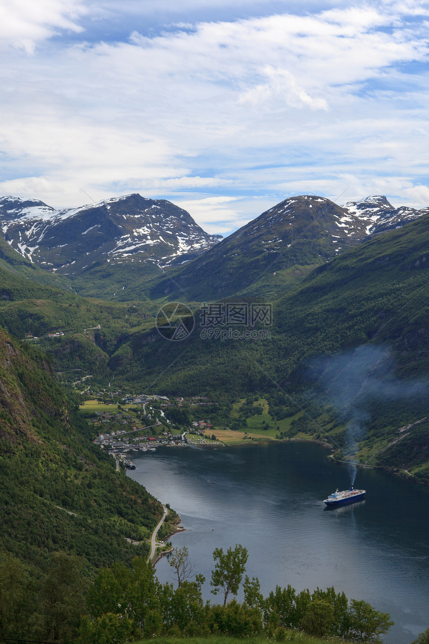 Geiranger 盖朗自然景观天空峡湾地点海洋植物季节山脉山路天气图片