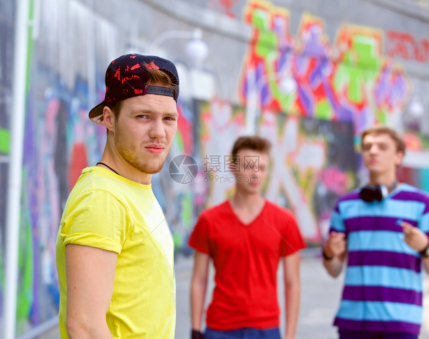 三个年轻朋友幸福快乐男性友谊男生太阳镜蓝色团队街道青少年小伙子绘画图片