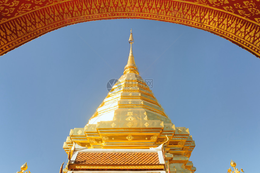 阳光明媚的一天 金雕Wat Phra 那个Doi Suthep图片