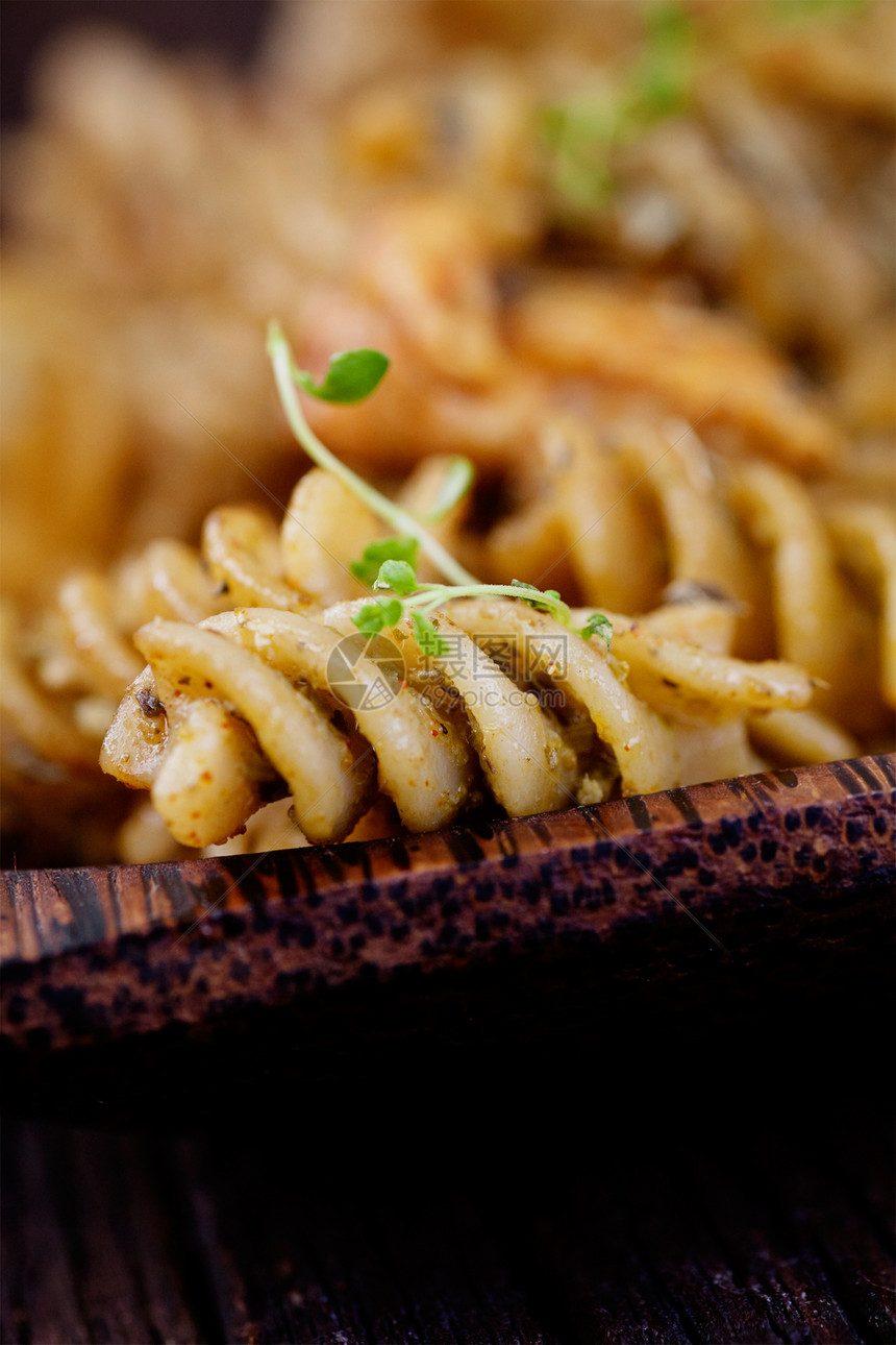 Fusillili 意大利面虫面条美食食谱西红柿食物松子盘子有机食品香蒜小吃图片