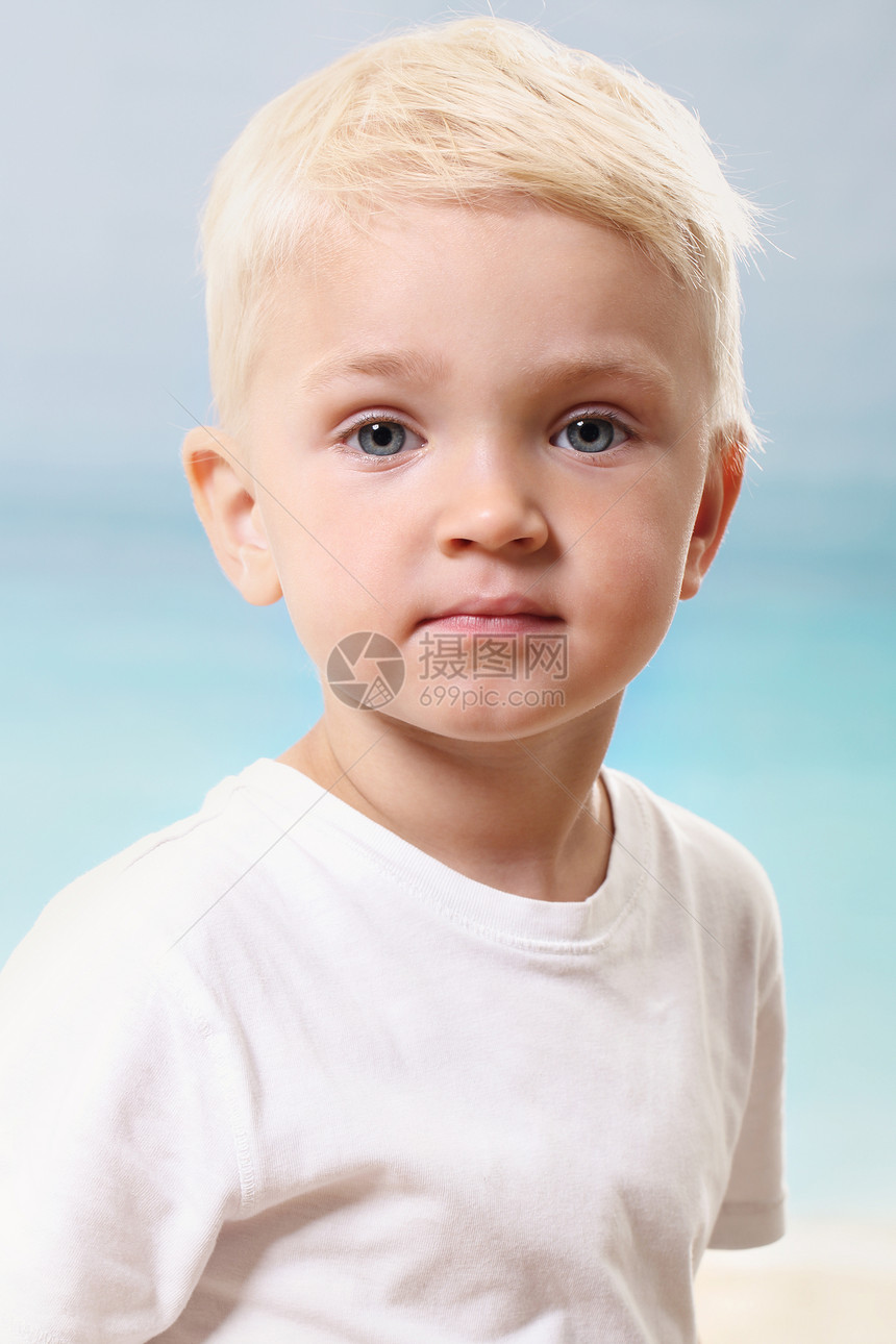 海滩上美丽的小男孩儿子男性孩子金发女郎童年蓝色金发婴儿儿童天空图片