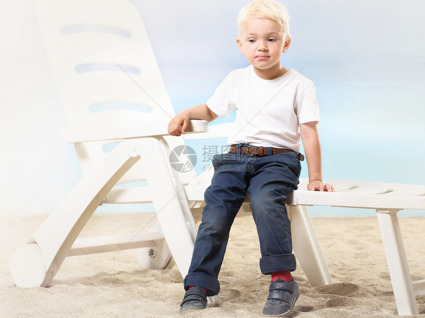 海滩上美丽的小男孩儿子孩子金发女郎童年眼睛儿童男生男性金发蓝色图片