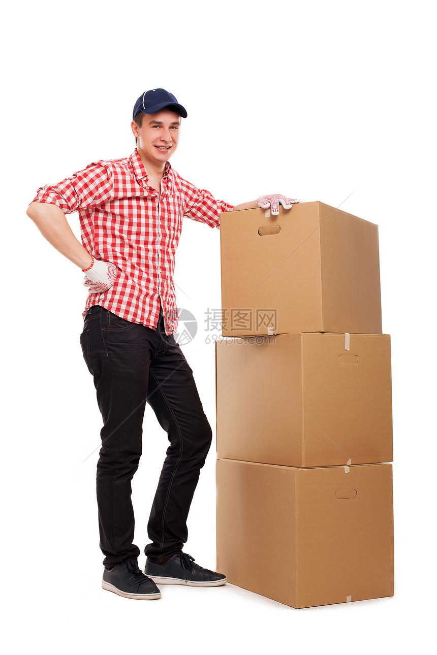 带棕色盒子的英俊年轻快递员工作司机帽子邮件工作室运输平方男人劳动纸板图片