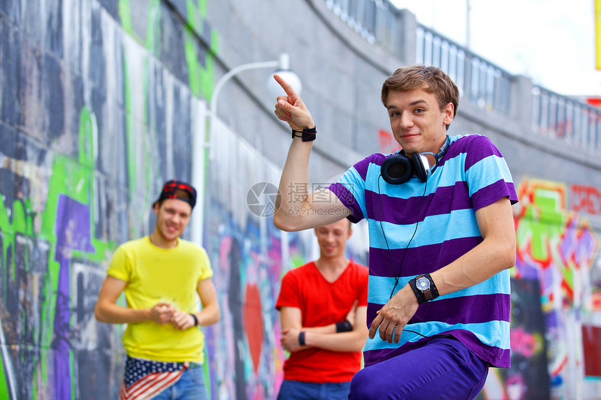 三个年轻朋友幸福快乐蓝色季节小伙子团队友谊男性太阳镜青少年绘画涂鸦图片