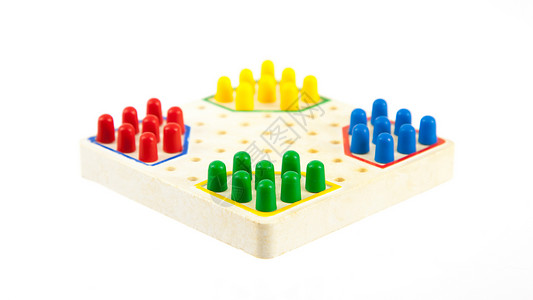 豪迈非常小的棋盘板 孤立在白色上塑料正方形玩具弹珠选择性绿色跳棋焦点木头黄色背景