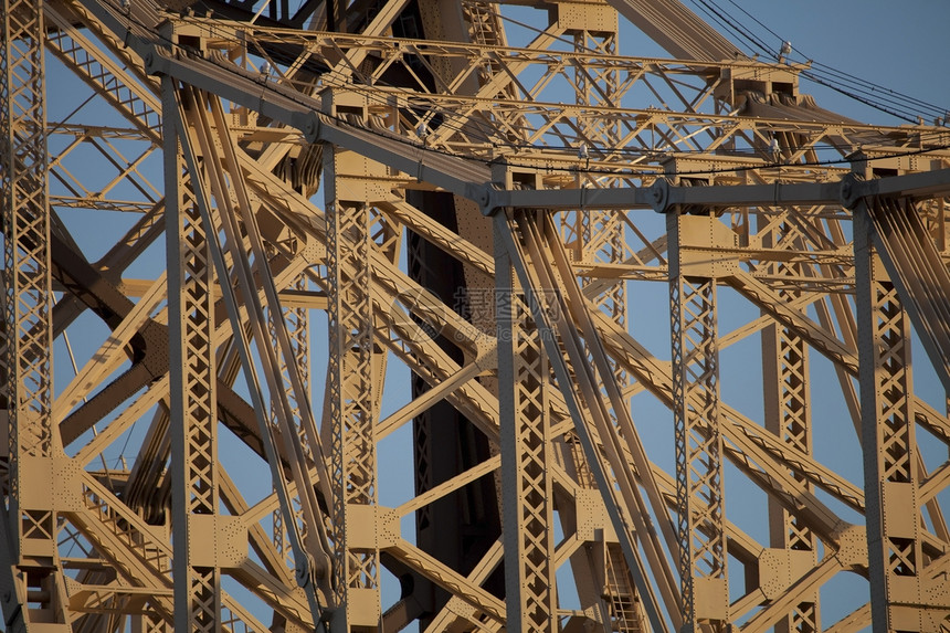 桥的钢铁结构图片