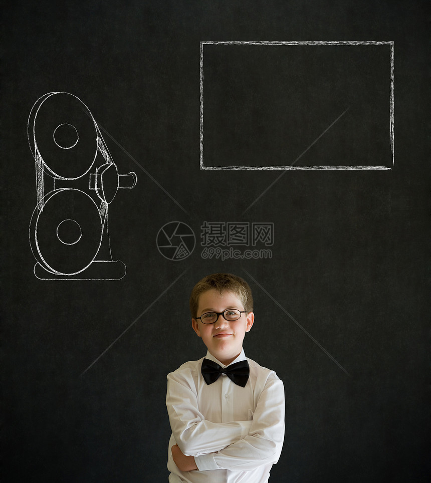 带着粉笔胶片放映机的思考男孩生意人电影商业投影黑板思维男生人士项目黑色剧院图片