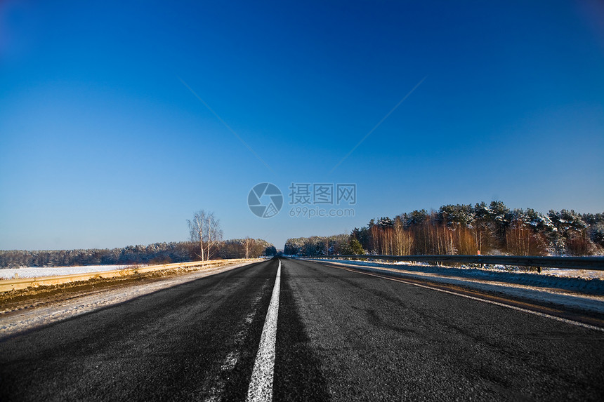 冬季公路季节假期车道松树城市风景场景孤独天空沥青图片