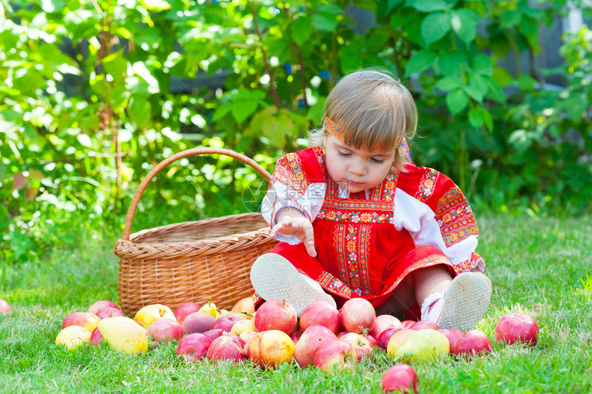 穿着俄罗斯国服 带一篮子苹果的小女孩图片