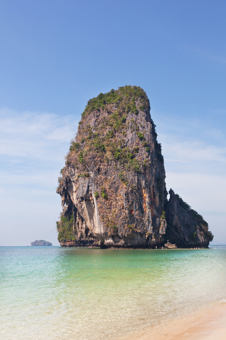 泰国安达曼海的美丽岩石海滩阳光风景假期晴天蓝色太阳热带海岸旅游图片