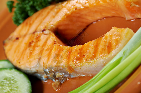 烤鲑鱼牛排美味海鲜洋葱韭菜饮食美食蔬菜节食盘子绿色高清图片