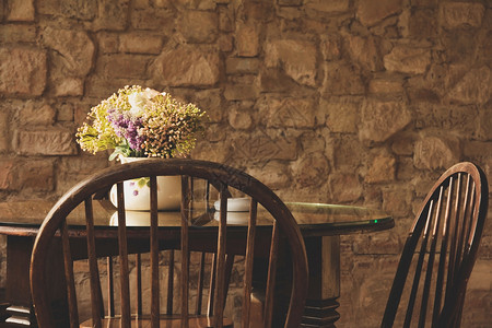 古老的椅子和有花的桌椅桌子家具座位装饰品休息风格装饰花束扶手椅古董背景图片