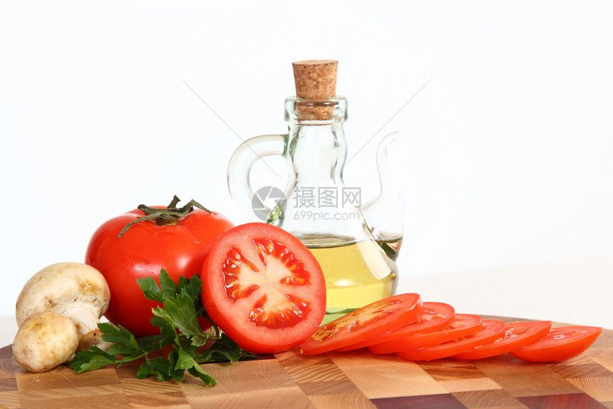 切割板上的产品木头食物香菜蔬菜棕色木板切菜板厨房红色烹饪图片