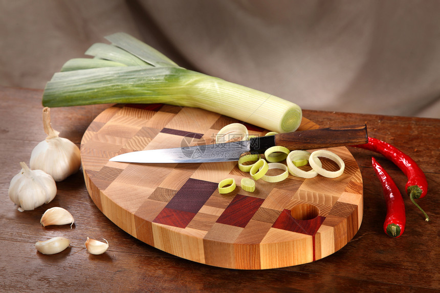 切菜板上的蔬菜洋葱烹饪木头食物胡椒厨房木板红色棕色图片