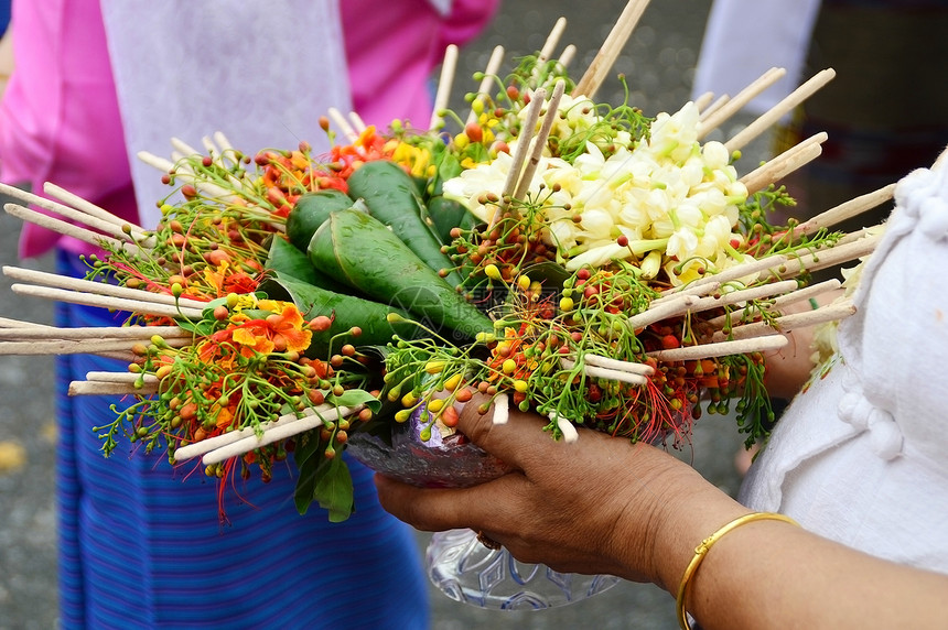 将鲜花放在妇女手上 用于佛教祭品花朵优点祷告文化寺庙叶子图片