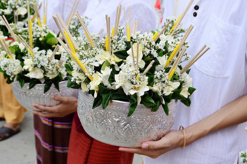 将鲜花放在妇女手上 用于佛教祭品寺庙叶子祷告优点文化花朵图片