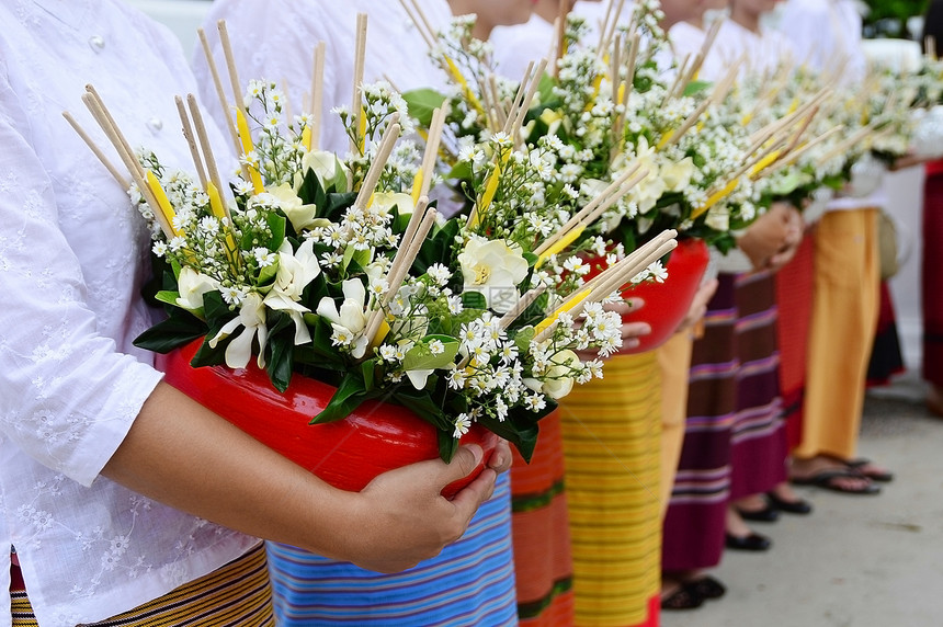 将鲜花放在妇女手上 用于佛教祭品优点叶子寺庙花朵祷告文化图片