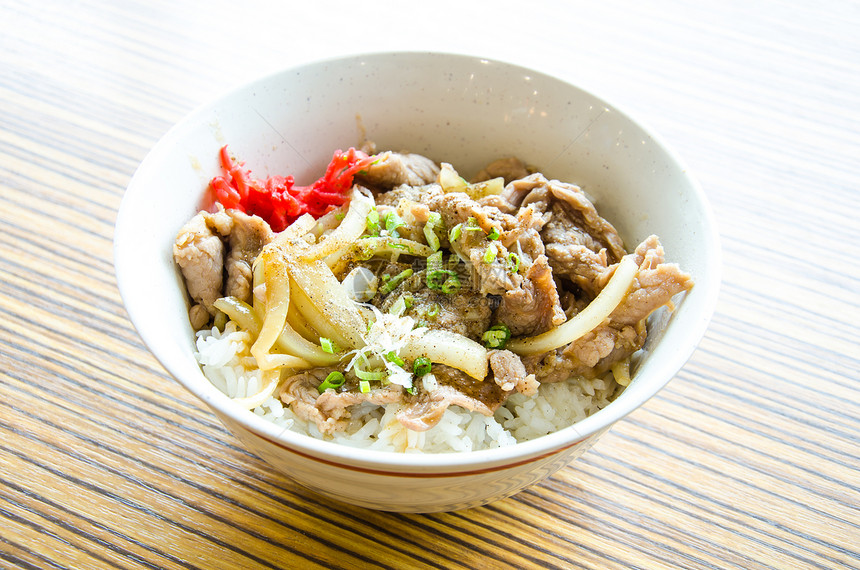 日本料理牛肉营养佳肴洋葱饮食午餐蔬菜美味饭碗食物图片