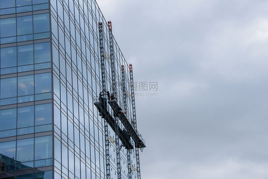 在摩天大楼上做假工作玻璃办公室脚手架团块反思高楼商业高层建筑建筑城市图片