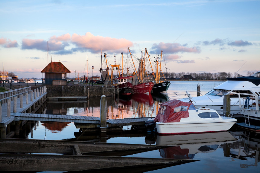 在Zoutkamp港口的渔船图片