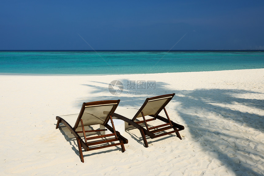 马尔代夫美丽的沙滩躺椅热带海景海洋海岸线椅子旅行奢华蓝色风景图片