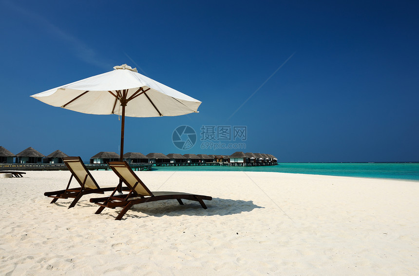 马尔代夫美丽的沙滩风景阳伞躺椅海洋奢华蓝色热带海岸线海景异国图片