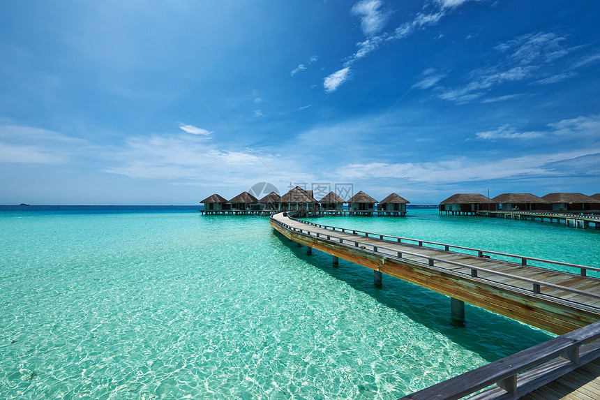 美丽的海滩 有水边的平房旅行蓝色房子海洋风景平台天空情调奢华海岸线图片