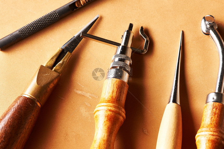 皮革工艺工具拳头皮匠工作皮肤手工木头维修剪刀作坊手工业者图片
