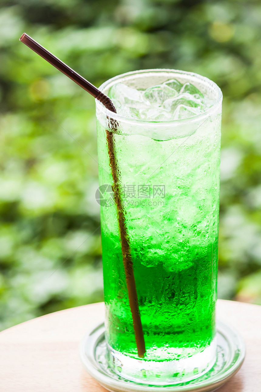 带冰块的新鲜甜甜绿色饮料图片