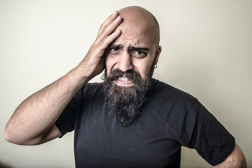 被孤立的绝望的胡须男子秃顶男人苦恼工作室胡子图片