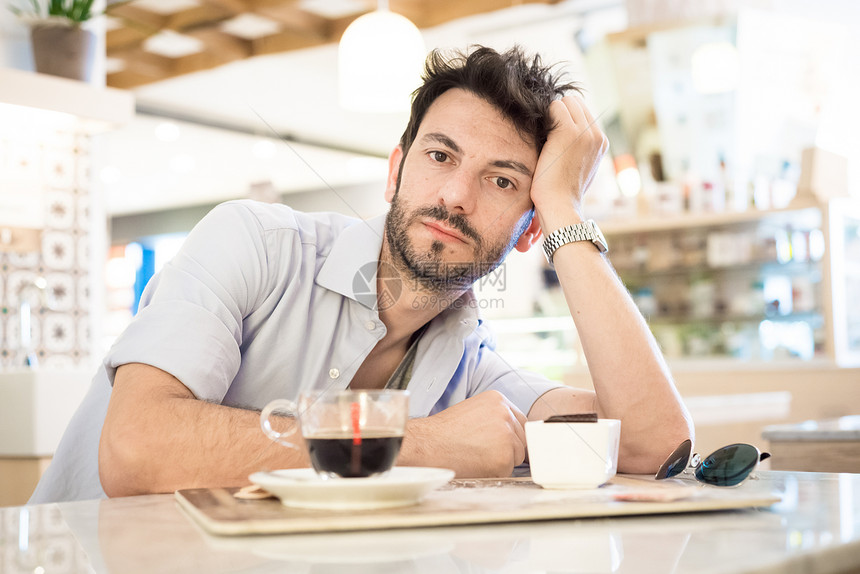 男人在酒吧喝咖啡咖啡城市生活早餐日常生活胡子图片