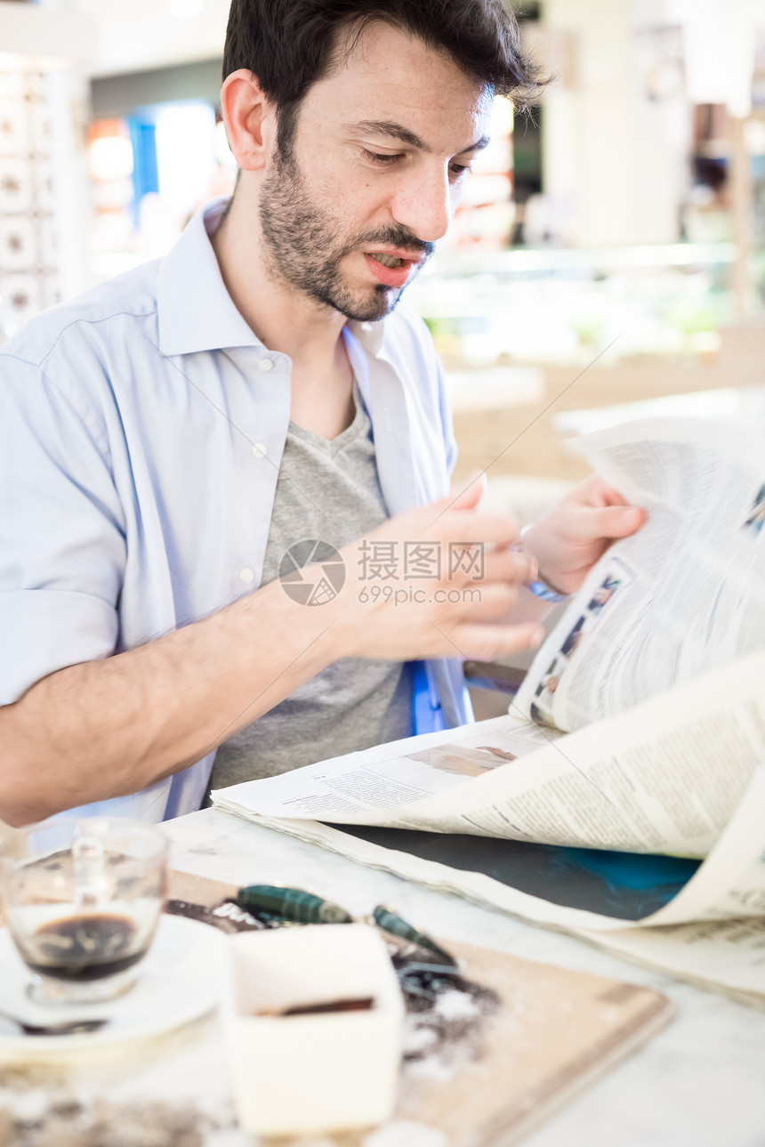 男记者在酒吧看报纸早餐咖啡男人城市生活日常生活阅读胡子图片