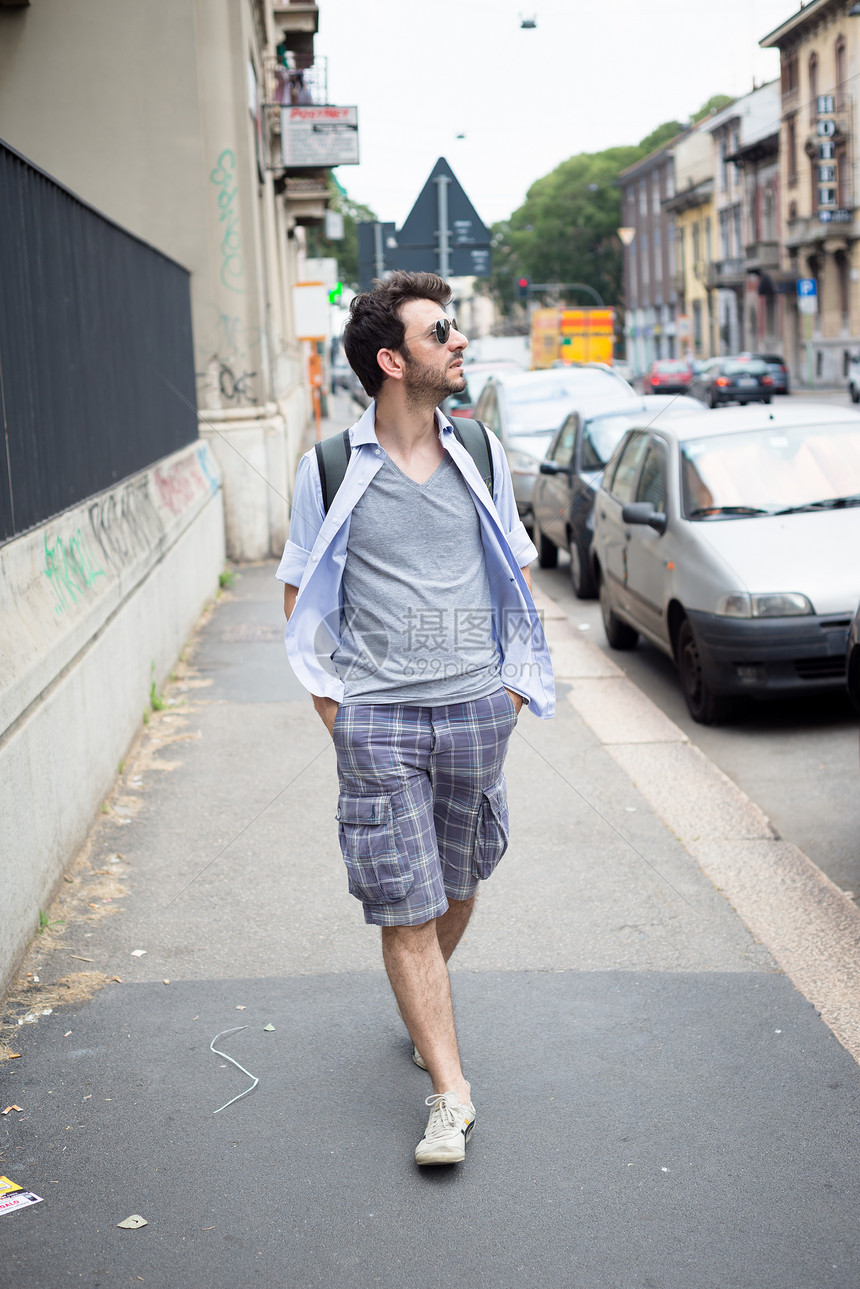 男人在街上行走街道日常生活城市胡子太阳镜游客城市生活图片