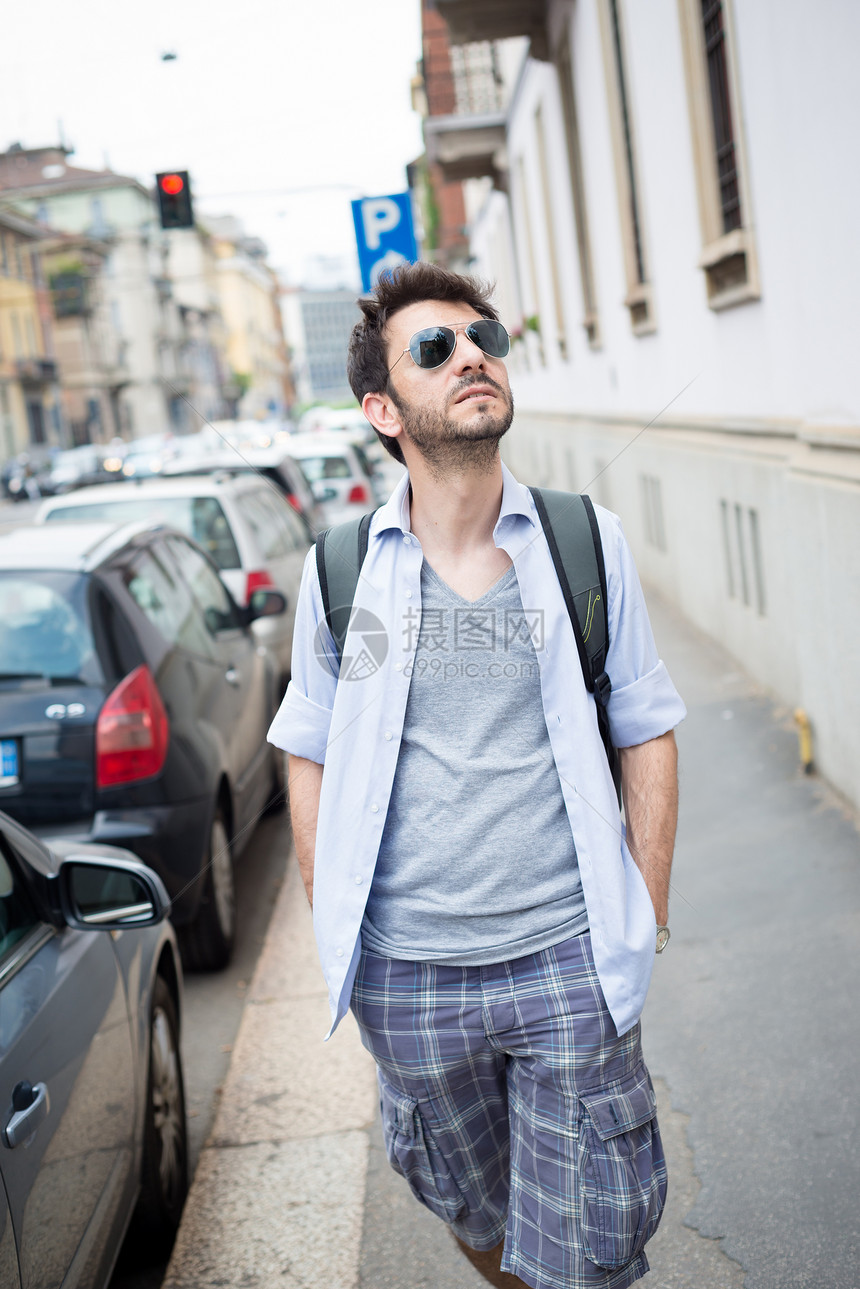 男人在街上行走城市生活游客太阳镜胡子街道日常生活城市图片