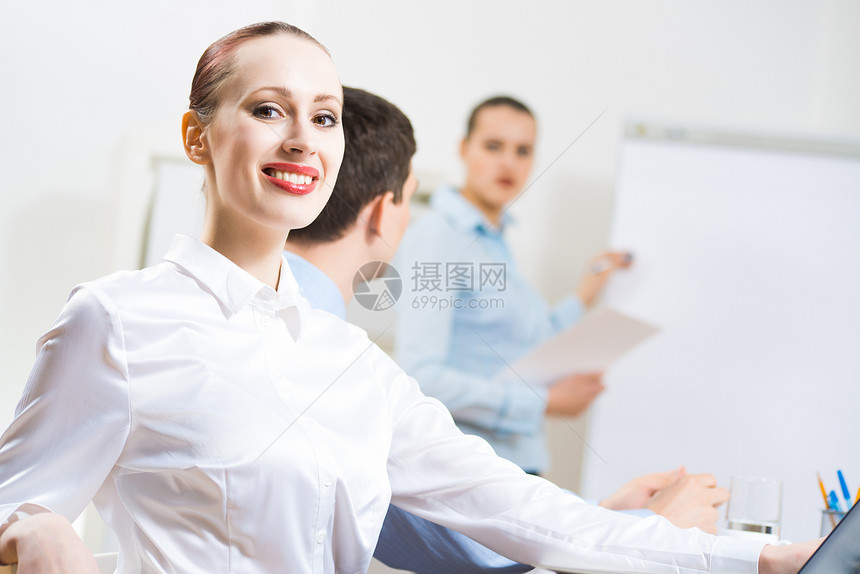 商务会议工作人士经理电脑专注生意人老板推介会领导团队图片