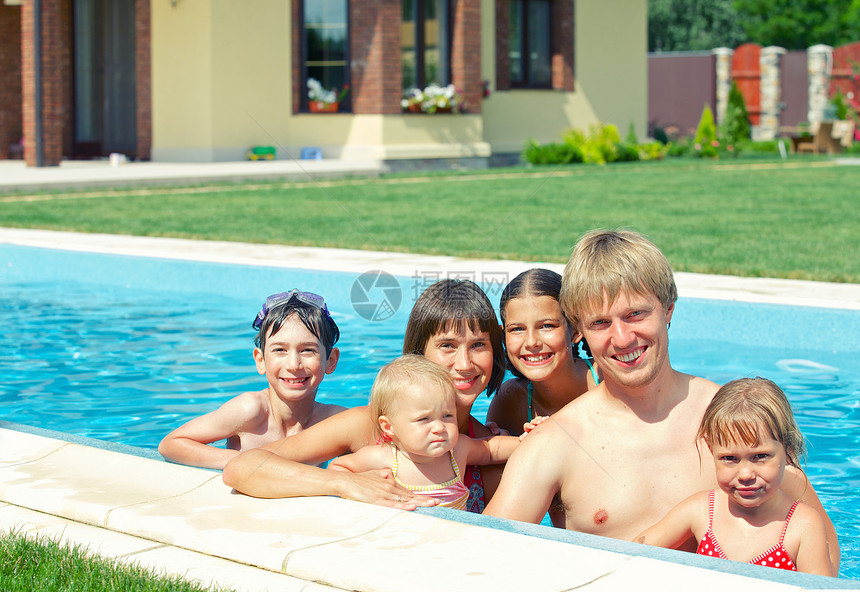 游泳池中的家庭父母女儿闲暇喜悦游泳太阳女士活动运动男人图片