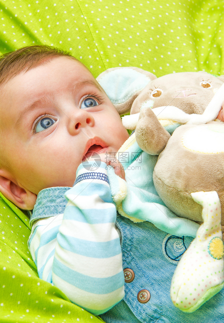 令人惊讶的宝宝婴儿家庭眼睛男生宏观姿势蓝色幸福相机生长图片