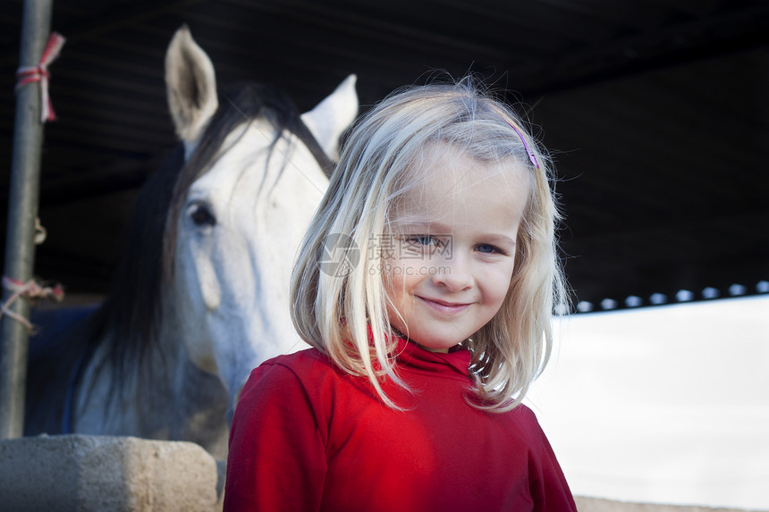 有马的女孩小马宠物农场农村孩子动物乡村水平马术牧场图片
