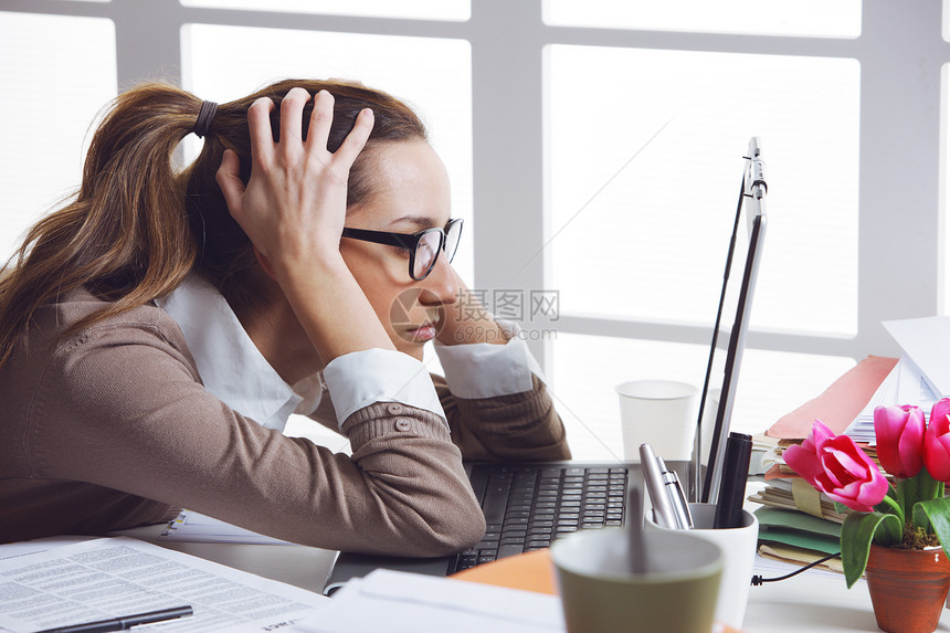 沮丧的女商务人士水平秘书桌子咖啡笔记本压力女子商业人士工作图片