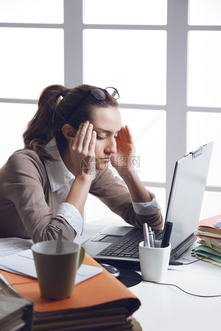 头痛白领咖啡文书工作紧迫感商业人士情绪文件夹电脑图片