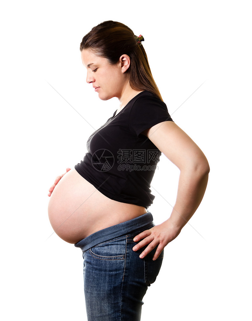 美丽的孕妇 看着她的腹部被孤立的肚子产妇女士家庭生育力女孩分娩母性怀孕白色母亲图片