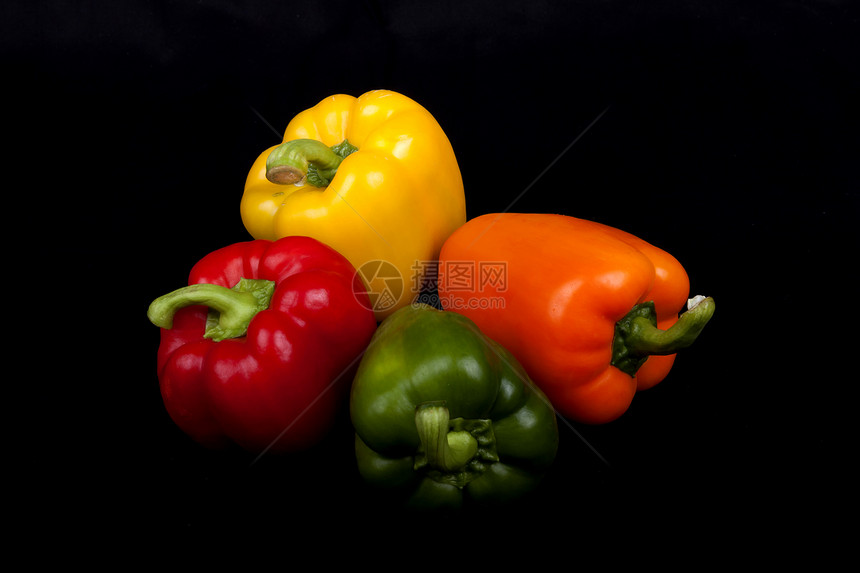 黑色背景的多彩辣椒营养白色维生素水果胡椒黄色种子绿色橙子阴影图片