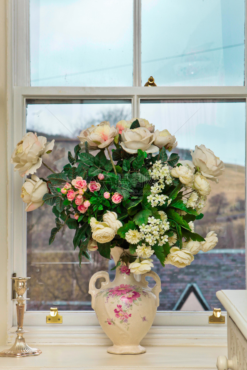 窗口的花朵念日窗户花束制品陶瓷庆典叶子惊喜玫瑰窗台图片