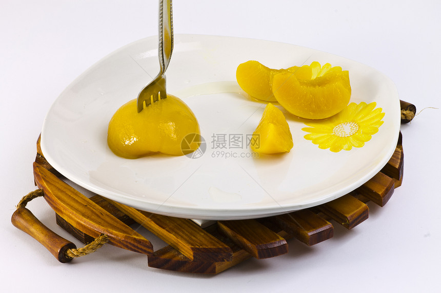 糖浆中的桃子黄色营养小吃水果白色食物甜点图片
