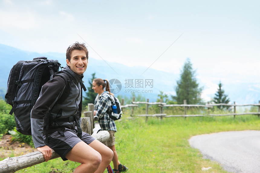 男人放松水平健走女孩活动运动两个人夫妻休闲生活方式假期图片