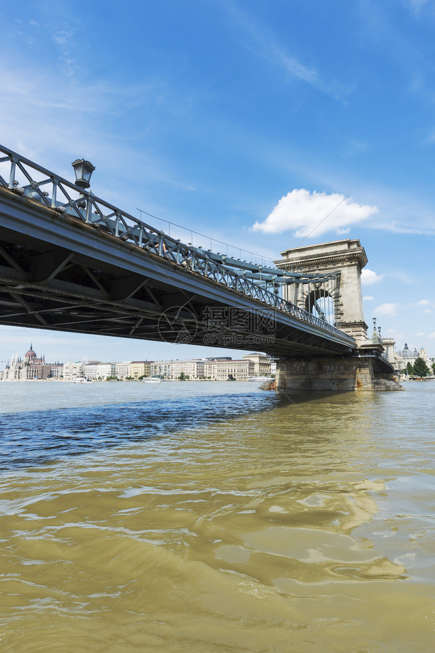 布达佩斯连链桥日视图石头灯笼景观地标绳索反射黄色城市图片