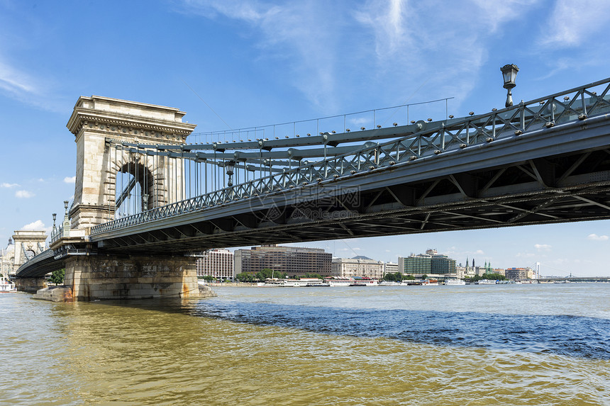 布达佩斯连链桥日视图反射地标绳索景观黄色城市石头灯笼图片