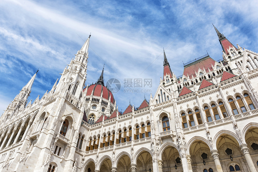 布达佩斯议会大厦的日视景红色维修柱子天炉圆顶堡垒历史性蓝色图片