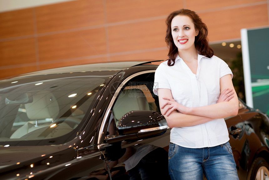 一位年轻女性的肖像零售代理人驾驶车辆推介会幸福司机销售量女孩成人图片