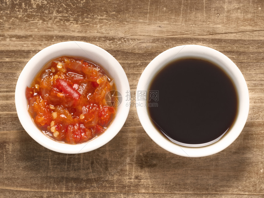 红辣辣椒和酱油酱料红色食物辣椒水平调味品胡椒图片